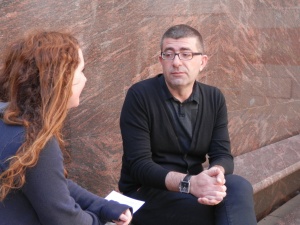 Nuestra bloguera y Damià Gallardo durante la entrevista en el patio del CCCB // Aïda Marrugat