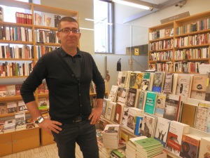 El librero Damià Gallardo recibe nuestra visita en su tienda Laie del CCCB